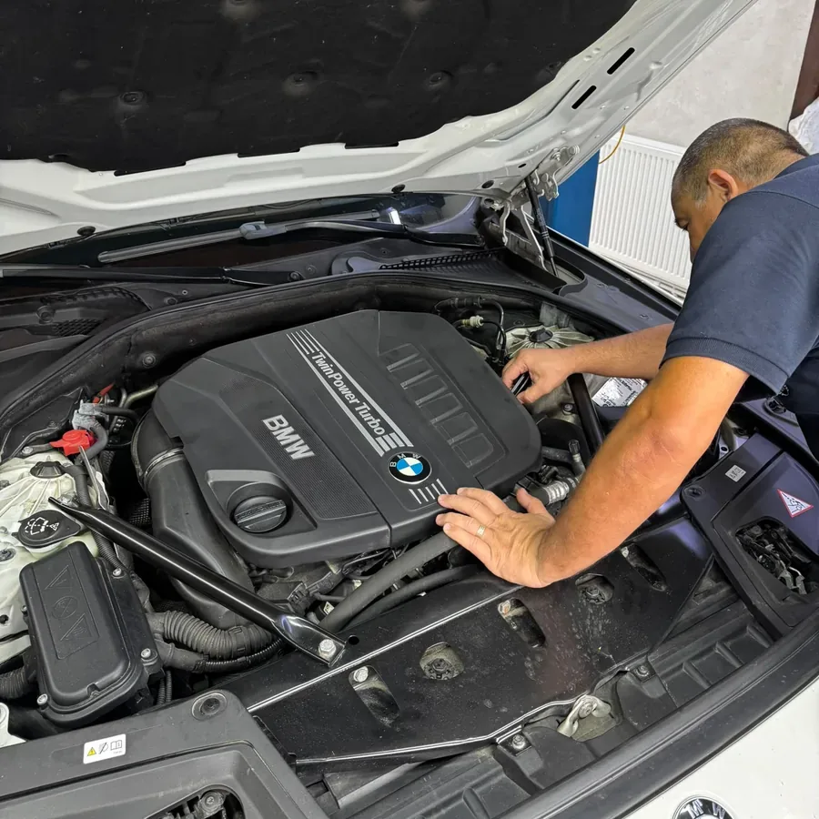 Mecanic lucrând la un motor BMW TwinPower Turbo