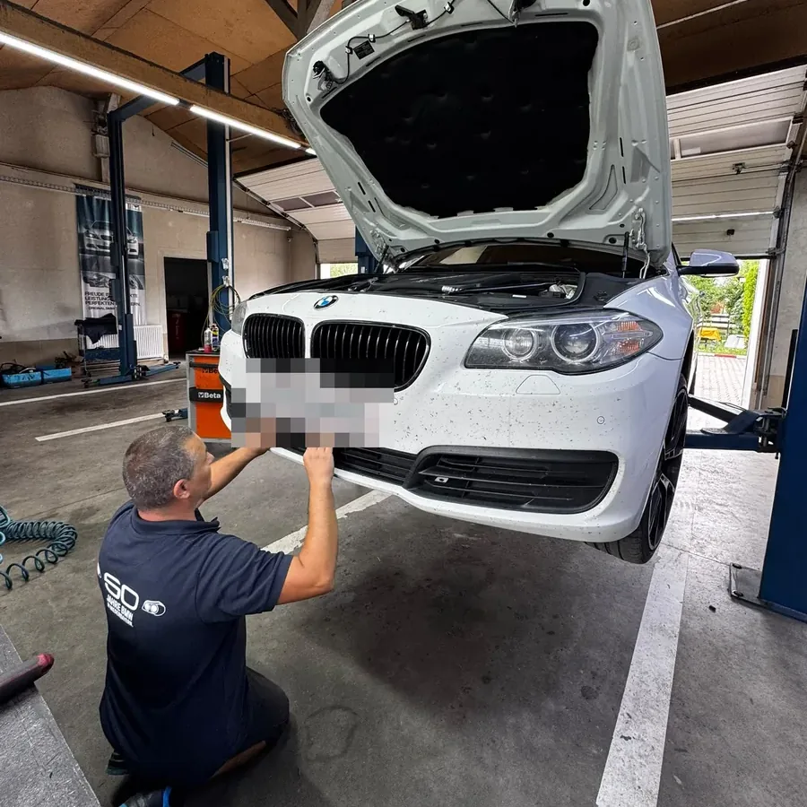 BMW pe elevator în atelierul Fly Garage